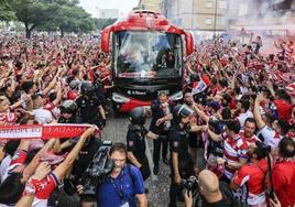 La afición del Granada en uno de los recibimientos al equipo.