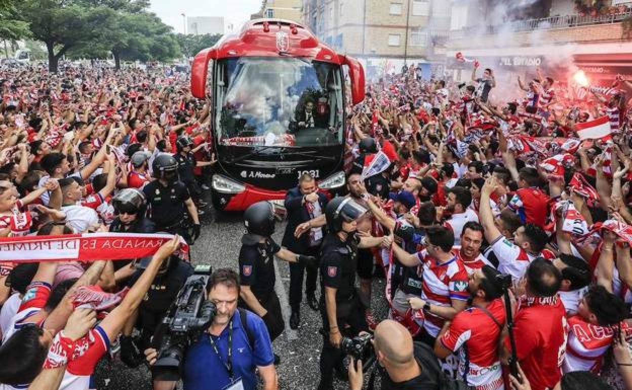 La afición del Granada en uno de los recibimientos al equipo.