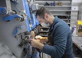 Un autónomo en su taller.