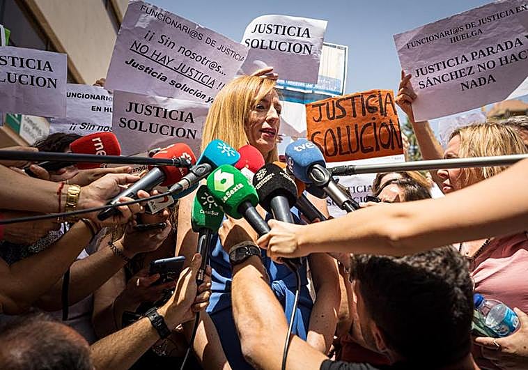 Berta Linares a su llegada a los juzgados de la Caleta este jueves.