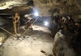 Celebración del día de la prehistoria en la Cueva de las Ventanas de Píñar, el año pasado.