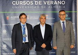El Rector, Carmelo Rodríguez, flanqueado por el director del curso, Antonio Romerosa, y el concejal de Sostenibilidad, Antonio Urdiales.