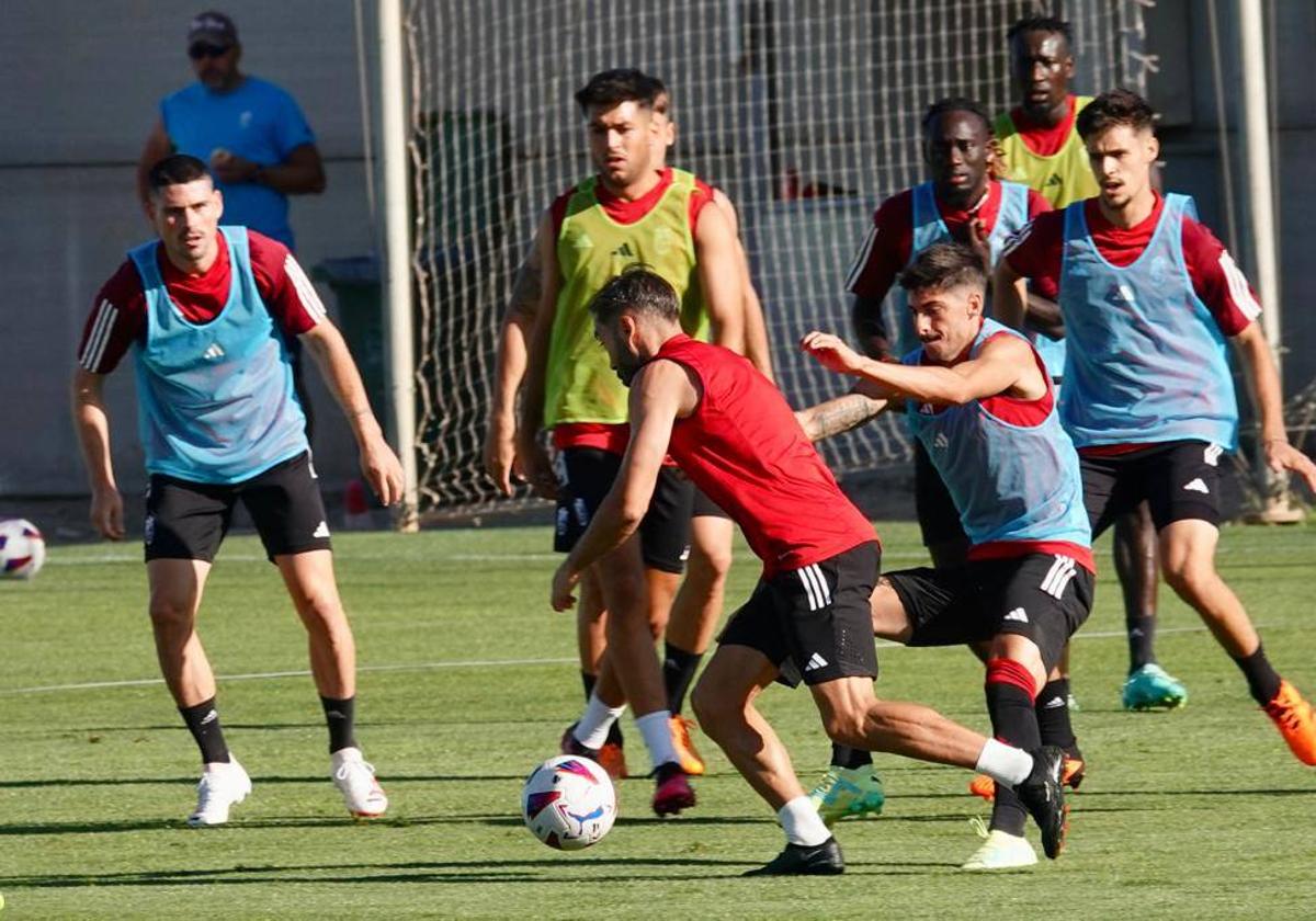 Perea conduce el balón ante Carlos Neva.