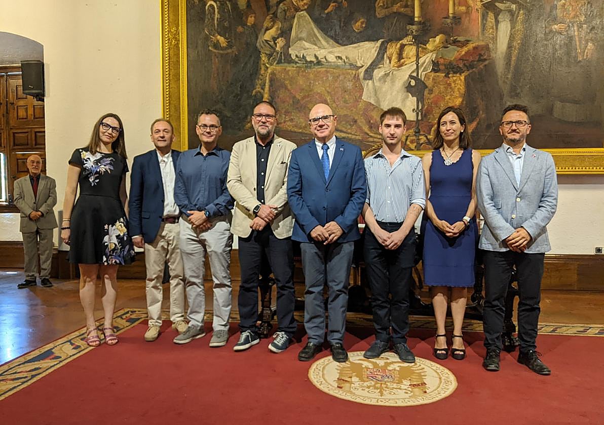 El rector de la Universidad de Granada, y Lucas Cagigas, coordinador general de Estudiantes, a su izquierda.
