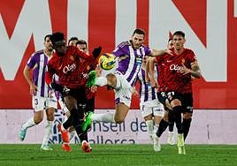 Shon Weissman, actualmente en las filas del Granada, disputa el balón ante Iddrisu Baba cuando el israelí militaba en el Valladolid.