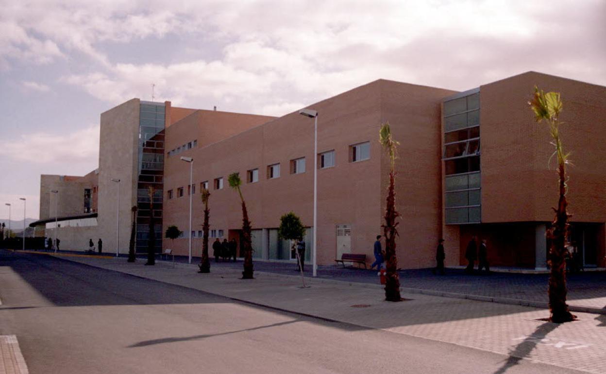 lLos heridos por la deflagración fuerone evacuados al Hospital La Inmaculada de Huércal Overa.