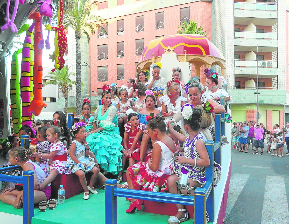 Una carroza infantil pasa por las calles de la pedanía vicaria.