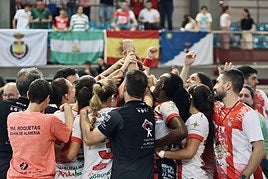 El equipo de Roquetas de Mar celebró su ascenso del pasado curso