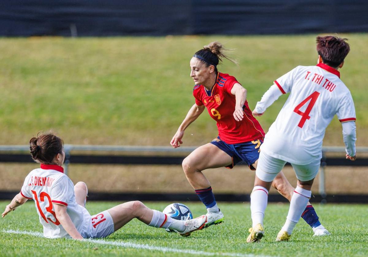 Esther encara en el área a dos defensoras rivales.