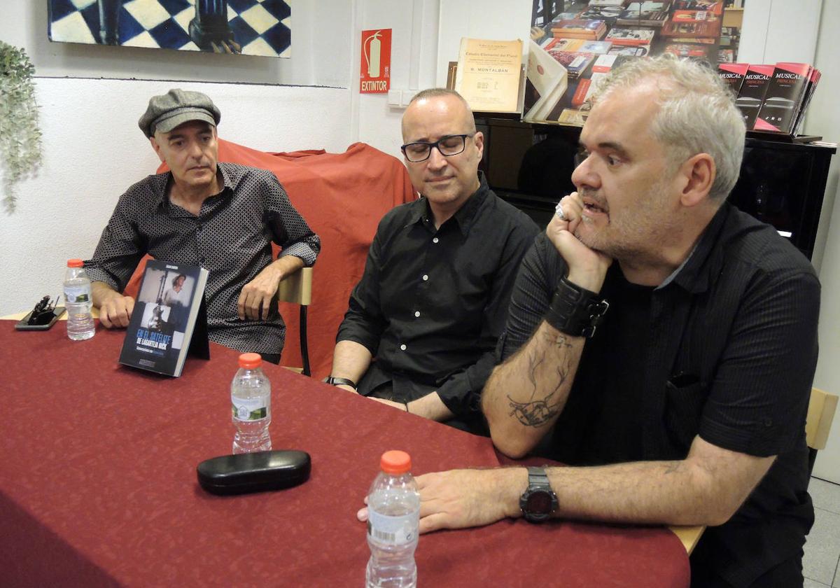 Óscar Cabrera (derecha) junto a Antonio Arias (Izquierda) en la presentación del libro.