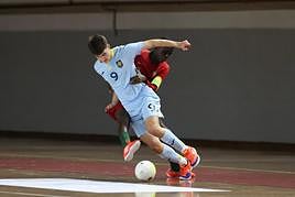 Iván Rodríguez disputa un balón en ante la selección de Portugal