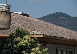 Tejado del centro de salud de Orcera en una imagen de archivo.