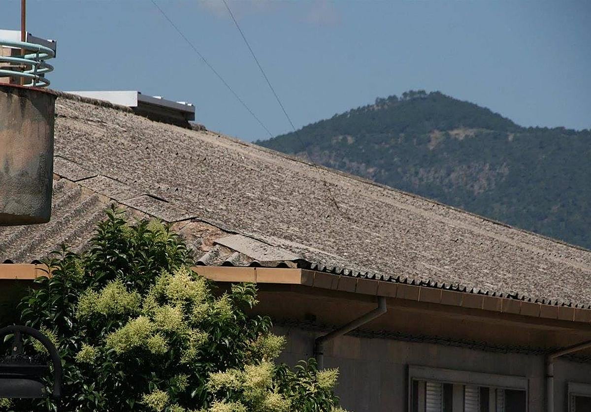 Tejado del centro de salud de Orcera en una imagen de archivo.