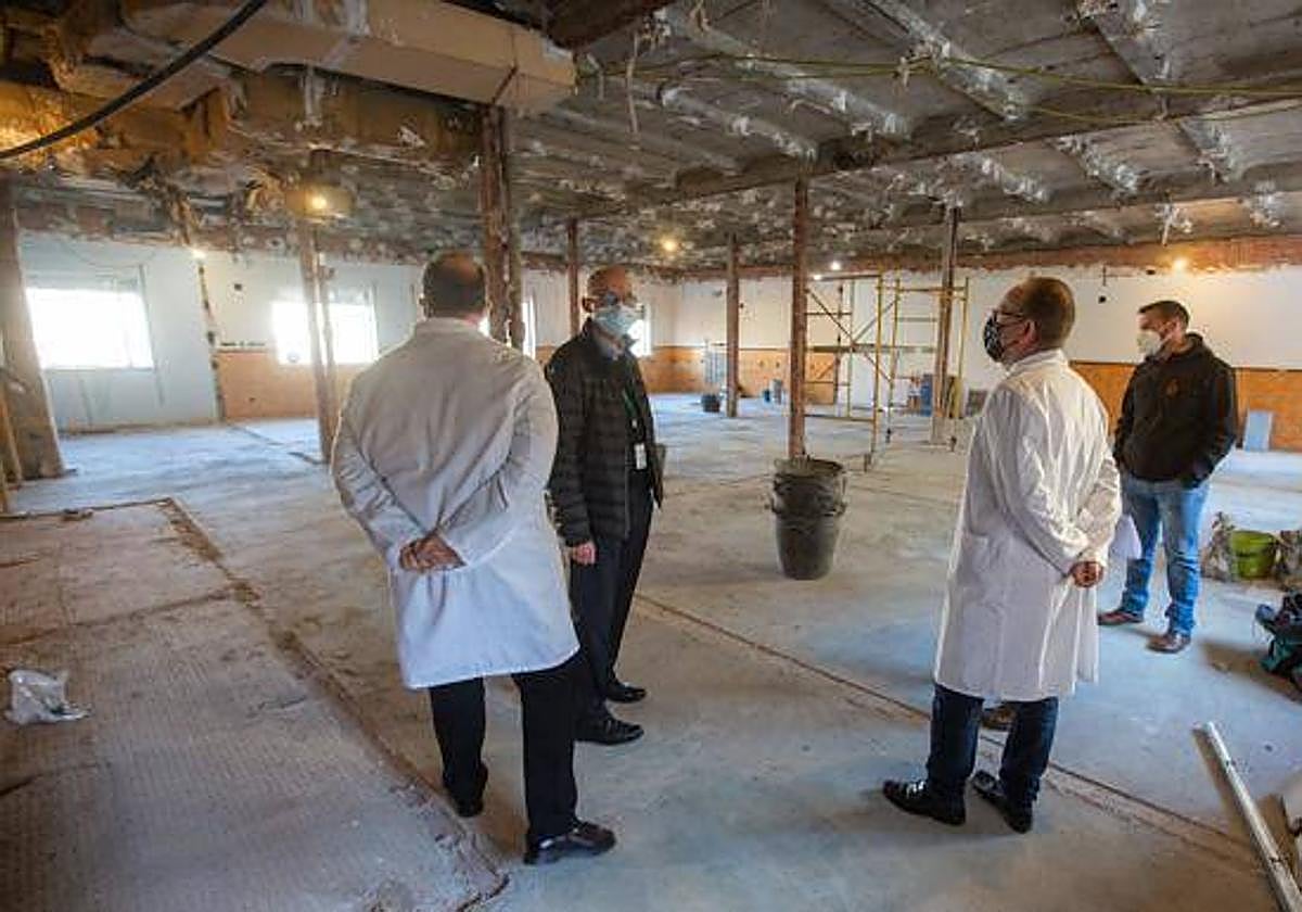 Profesionales del Virgen de las Nieves visitaron en febrero la zona donde irá situada la nueva unidad de hospitalización.
