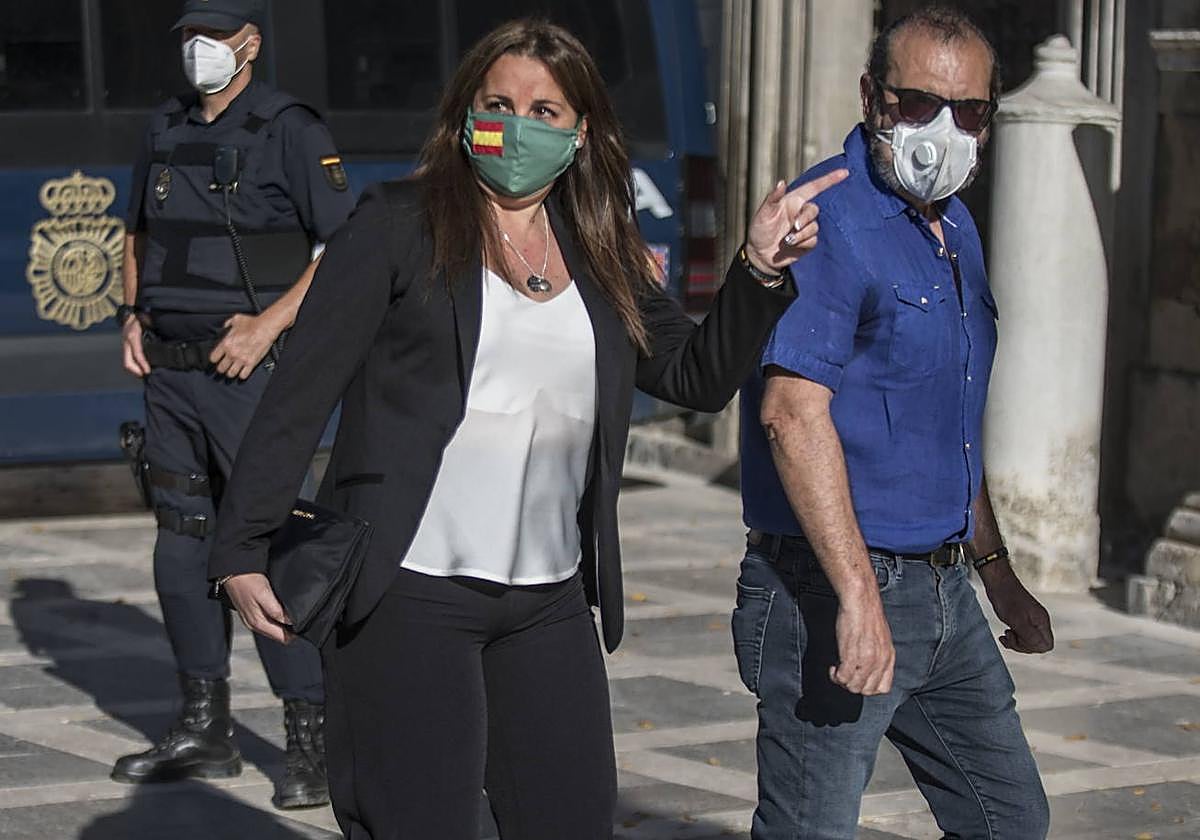 Raquel Pérez Palma, viuda del agente Arcos, a su llegada al juicio con jurado celebrado en 2020 contra el hombre que mató a su marido, un delincuente común apodado el Kiki.