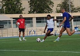 Largie Ramazani intenta el remate ante la oposición de Rodrigo Ely.