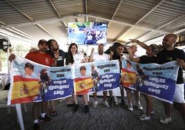 Aficionados, amigos y trabajadores del chiringuito Deportivo de Almuñécar animan a Carlos Rodríguez Cano en su etapa del domingo.