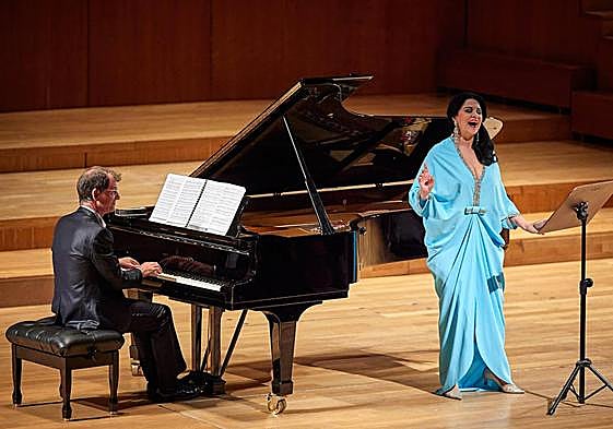 La soprano rumana Angela Gheorgiu, con el pianista Jeff Cohen, en su recital del Auditorio Falla.
