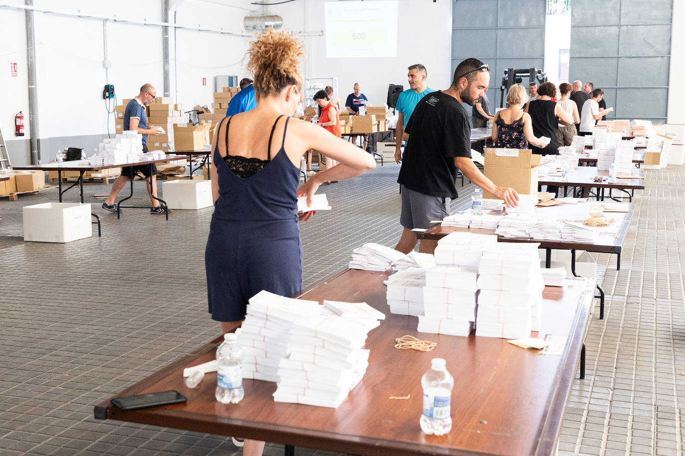 Cómo se preparan los colegios electorales en Granada