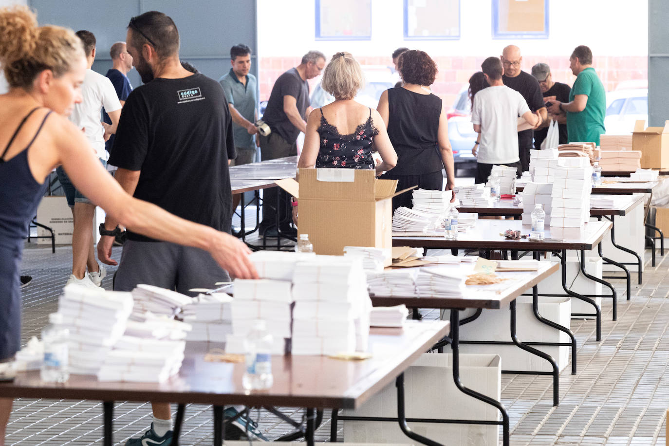 Cómo se preparan los colegios electorales en Granada