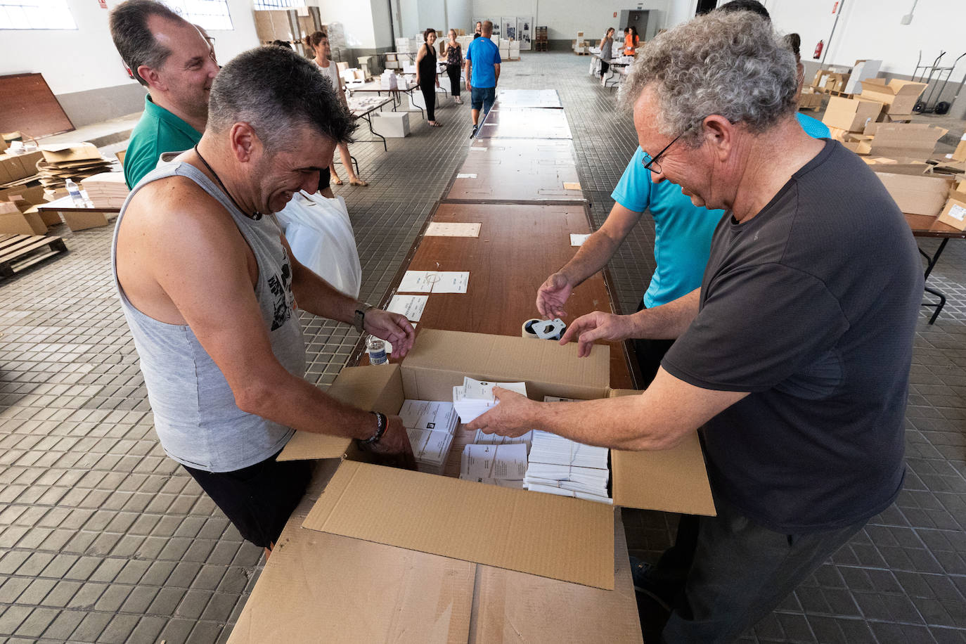 Cómo se preparan los colegios electorales en Granada