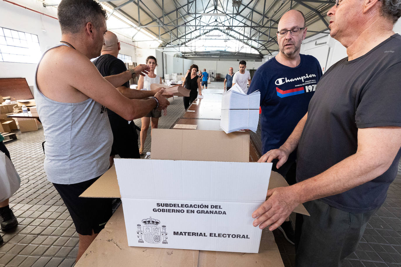 Cómo se preparan los colegios electorales en Granada