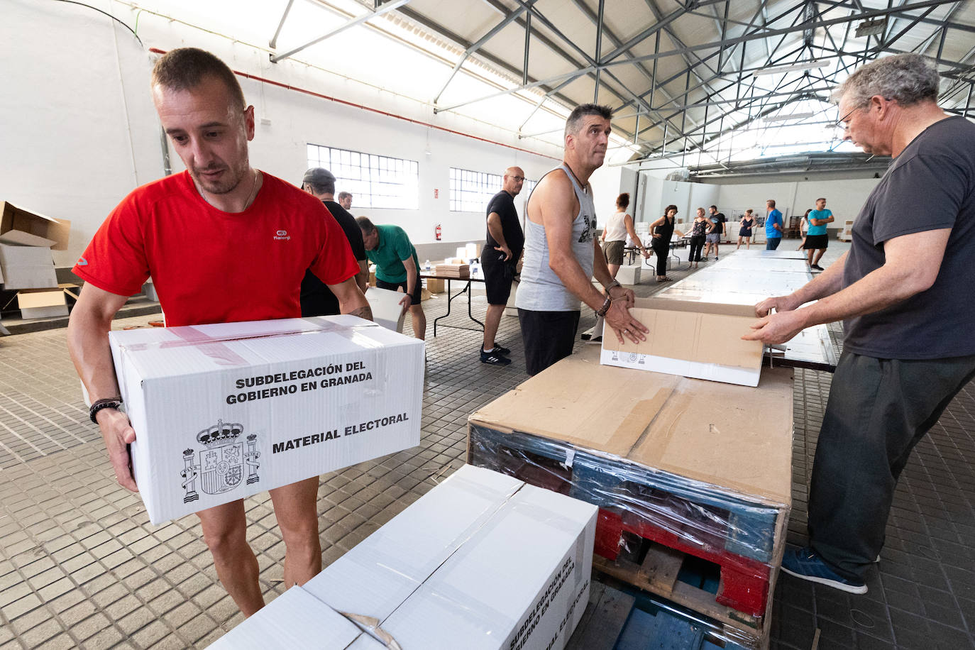 Cómo se preparan los colegios electorales en Granada