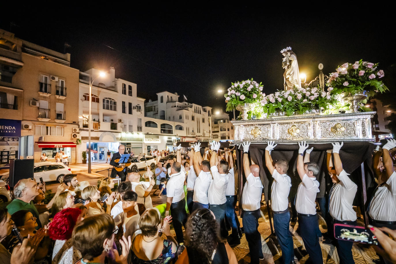 Una marea de fervor envuelve la procesión de la Virgen del Carmen