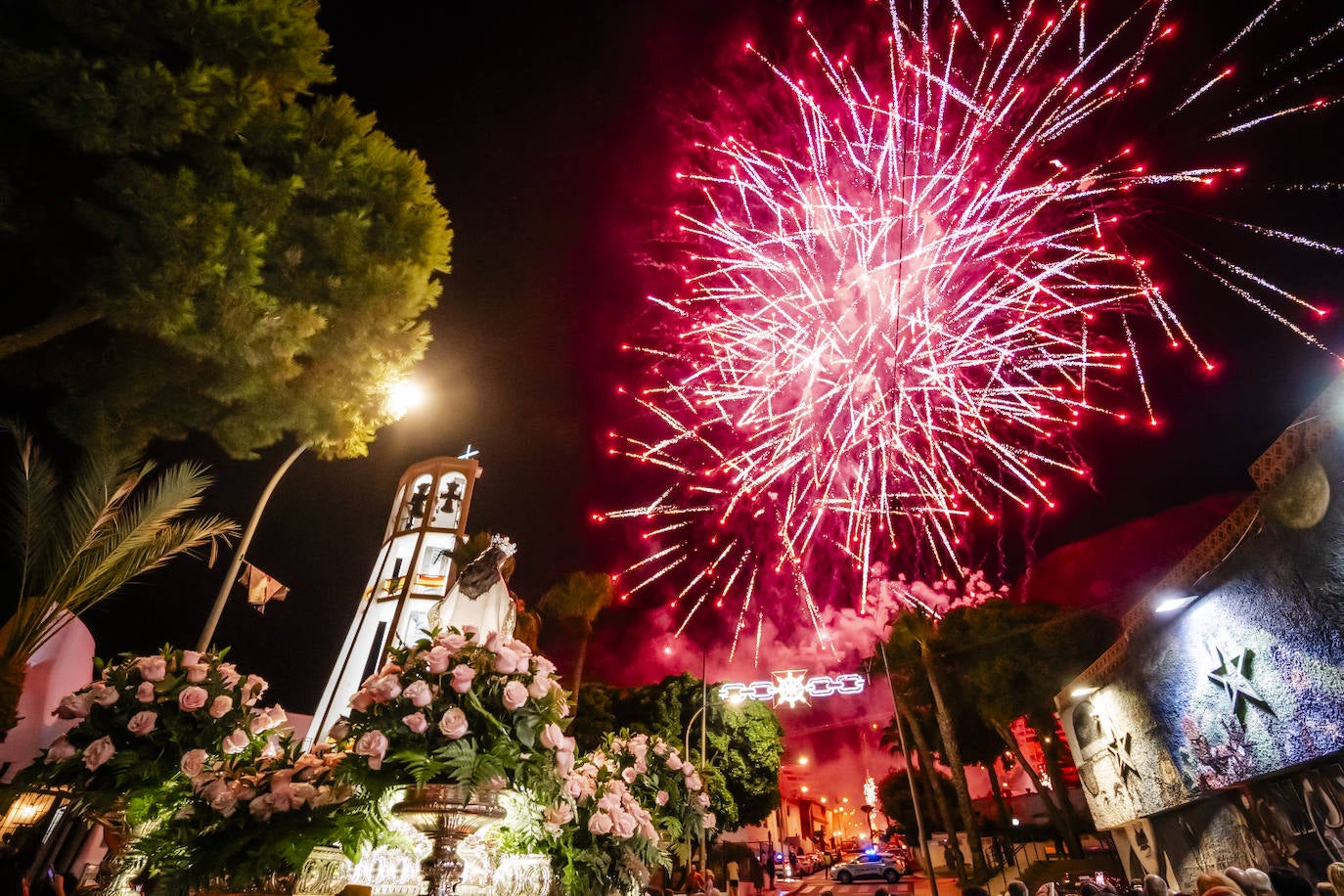 Una marea de fervor envuelve la procesión de la Virgen del Carmen