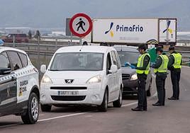 La Guardia Civil usa un camión para detectar a los conductores que usan el móvil.