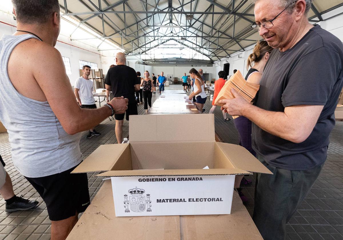 Cómo se preparan los colegios electorales en Granada