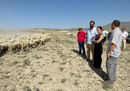 Jacobo Robatto visitando a los ganaderos granadinos.