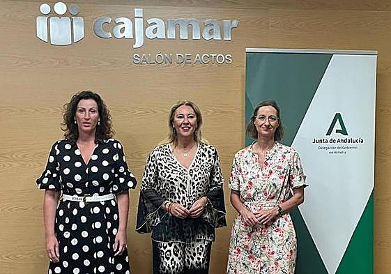 Junta de Andalucía y Cajamar anuncian el acuerdo en rueda de prensa.