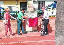 Descubrimiento de la placa con el nombre Dámaso Guillén.