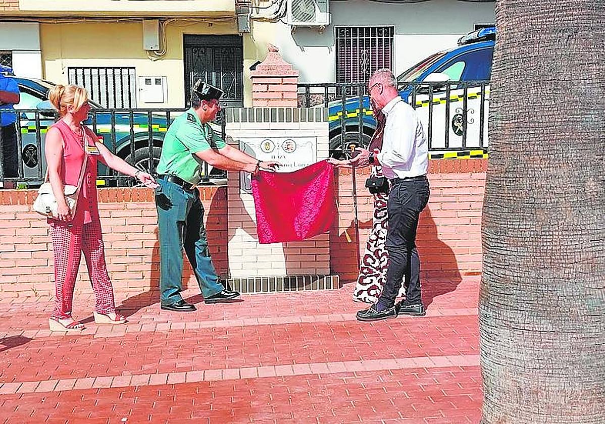 Descubrimiento de la placa con el nombre Dámaso Guillén.