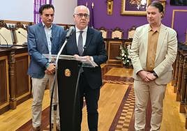Jesús Estrella, flanqueado por Agustín González y Manuel Carlos Vallejo, en el Ayuntamiento.