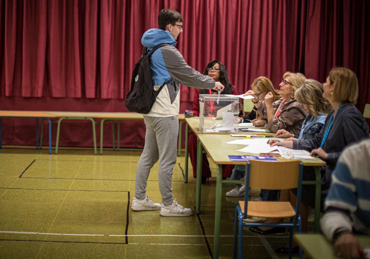 Votación en una mesa electoral de Granada en las Elecciones Municipales del pasado 28 de mayo.