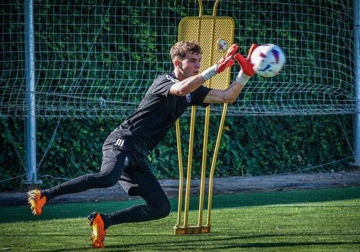 Fran Árbol atrapa un balón durante un ejercicio de la presente pretemporada del primer equipo.