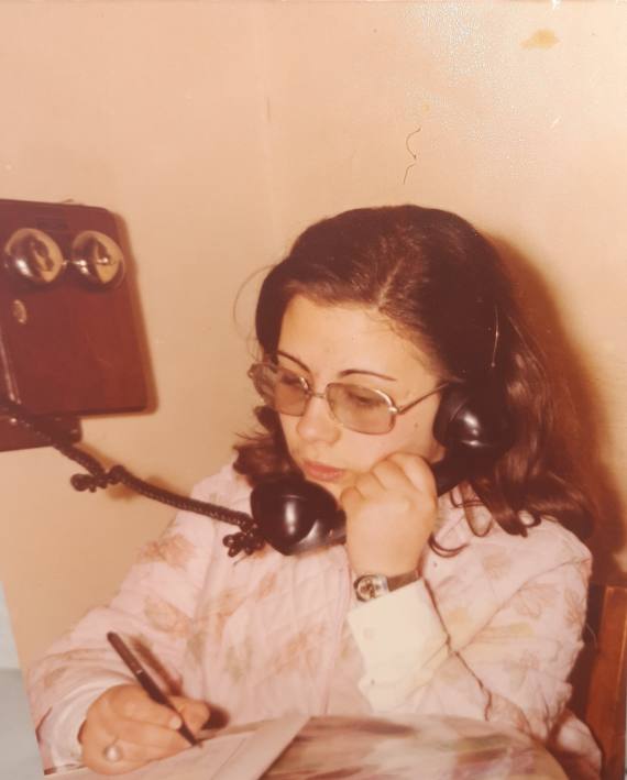 María Alicia realizando una llamada desde la centralita situada en su casa de Dílar.