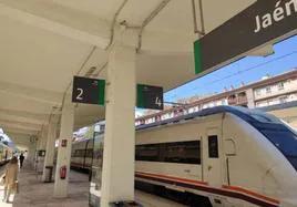 Tren en la estación de ferrocarril de Jaén.