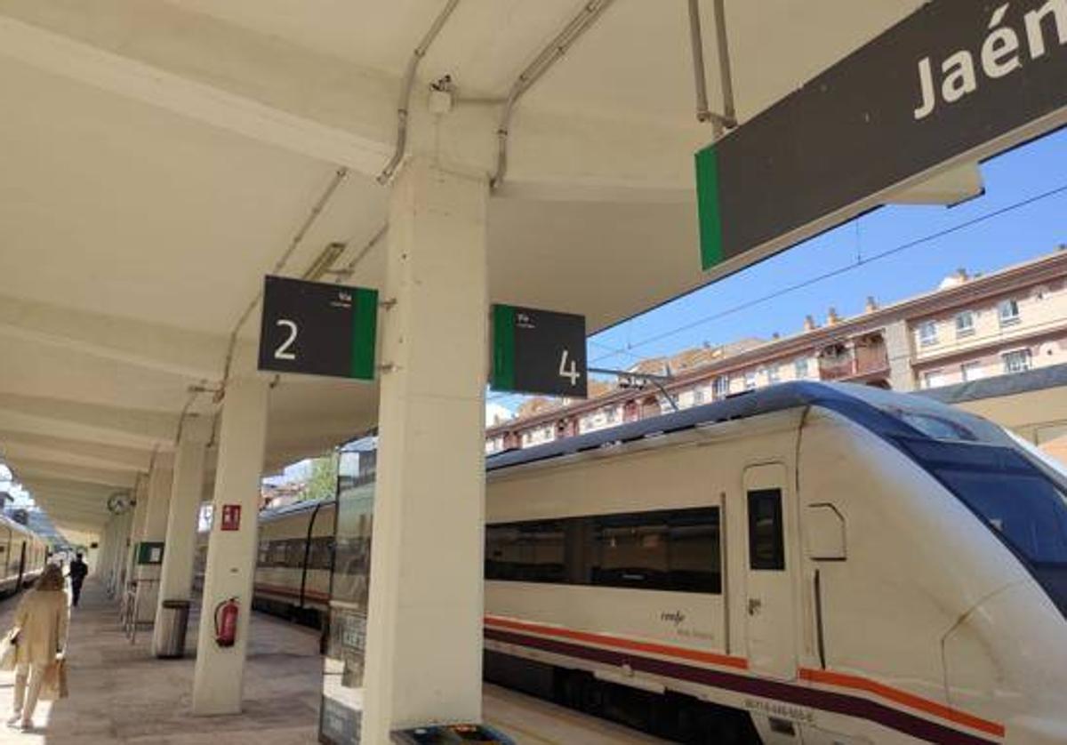 Tren en la estación de ferrocarril de Jaén.