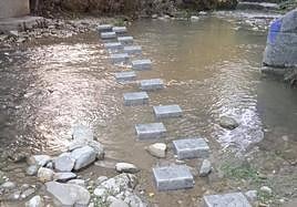 Piedras colocadas para cruzar el río Frío.