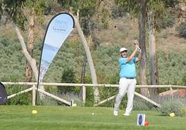 Un golfista golpea la bola.