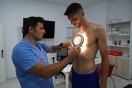 Edgar pasa la revisión dermatológica.