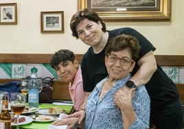 Carmen López Morales junto a su hija Mari.