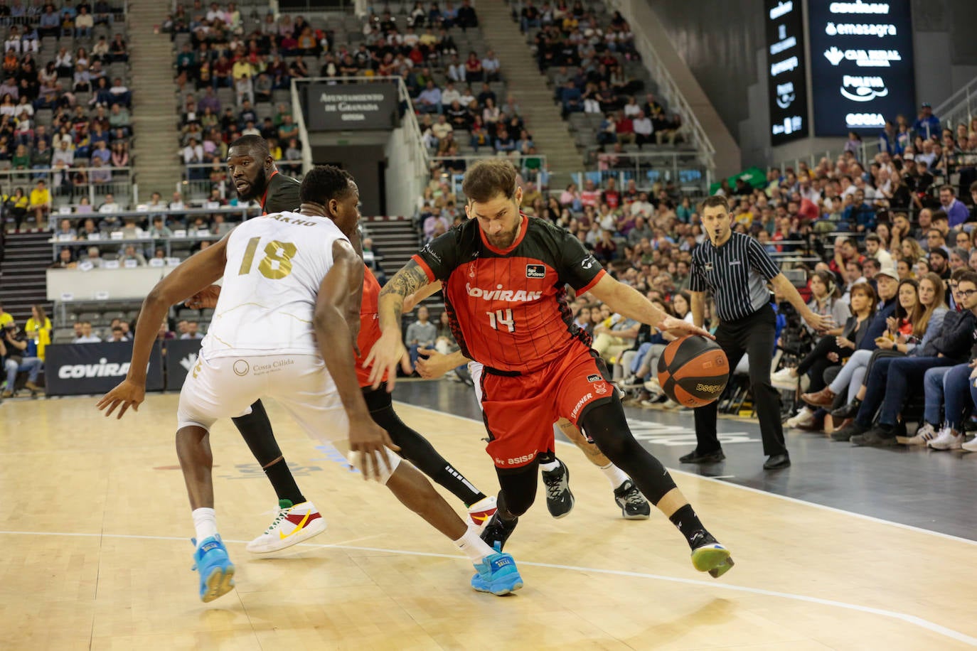 Christian Díaz (d) y Jordan Sakho, de UCAM, volverán a verse las caras en las canchas ACB.