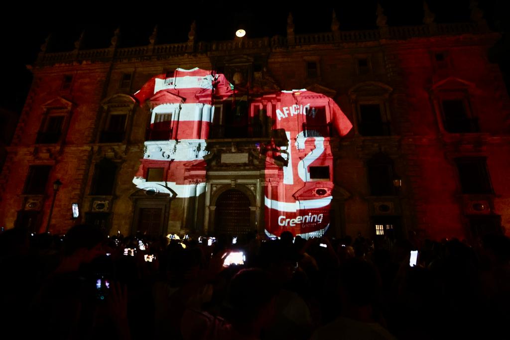 Las nuevas equipaciones del Granada, al detalle