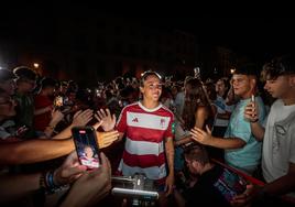 Alba Pérez viste la nueva camiseta del Granada en el acto de presentación