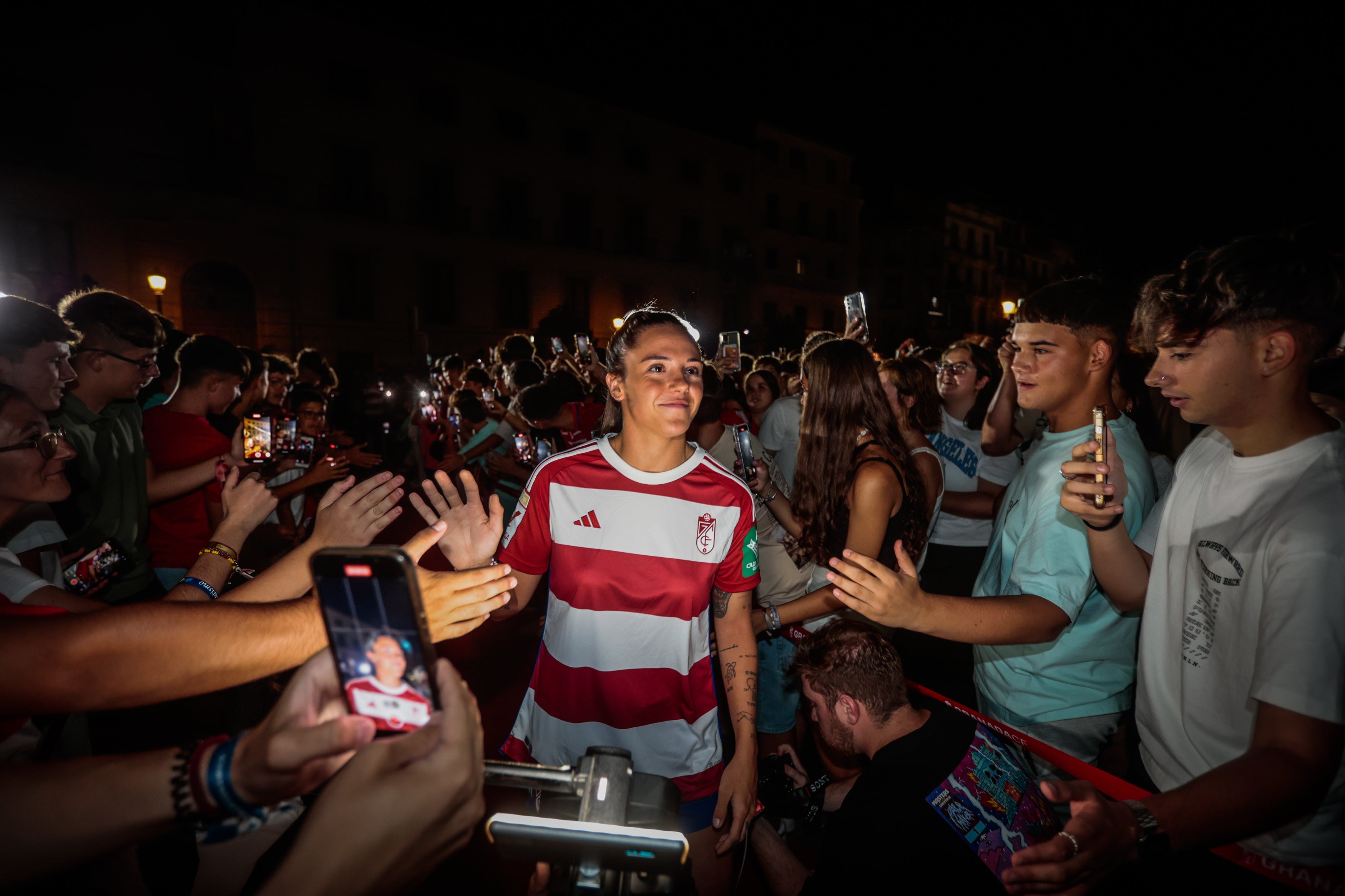 Las nuevas equipaciones del Granada, al detalle