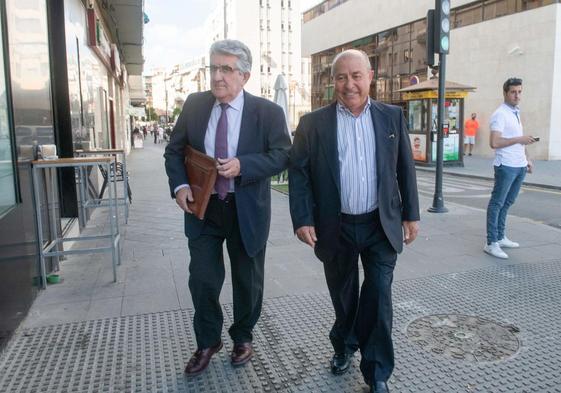 José Torres Hurtado, a la derecha, junto su abogado, el jurista Pablo Luna.